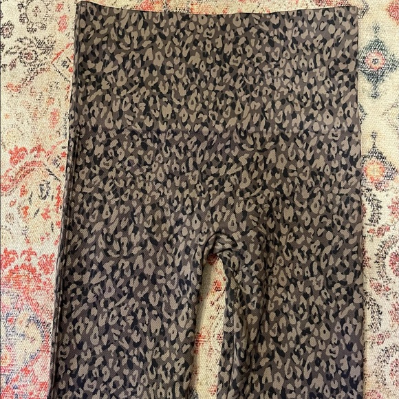 Spanx ‘Look At Me Now’ Seamless Leggings Mini Leopard in Size Small - Picture 6 of 13